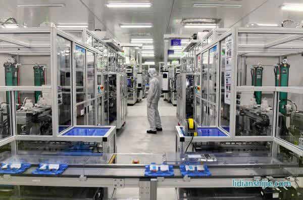 工人在福建寧德時代新能源科技股份有限公司電芯自動化生產(chǎn)車間工作。