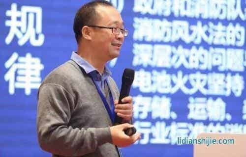億鑫豐董事長吳松彥帶來的主題分享是《裝備創(chuàng)新助力電池提質(zhì)降本》