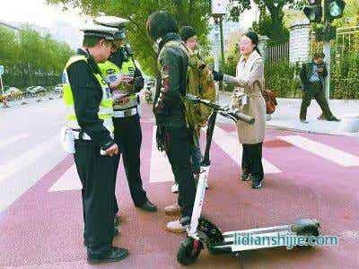 北京警方嚴(yán)查電動滑板車上路