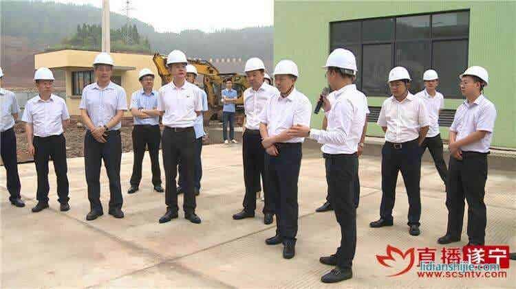 鄧正權(quán)一行深入射洪縣鋰電產(chǎn)業(yè)園調(diào)研，實(shí)地查看了部分入園項(xiàng)目以及園區(qū)基礎(chǔ)設(shè)施建設(shè)情況