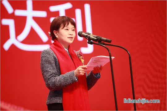 龍華區(qū)委常委、區(qū)政府常務(wù)副區(qū)長(zhǎng)張納沙女士致辭