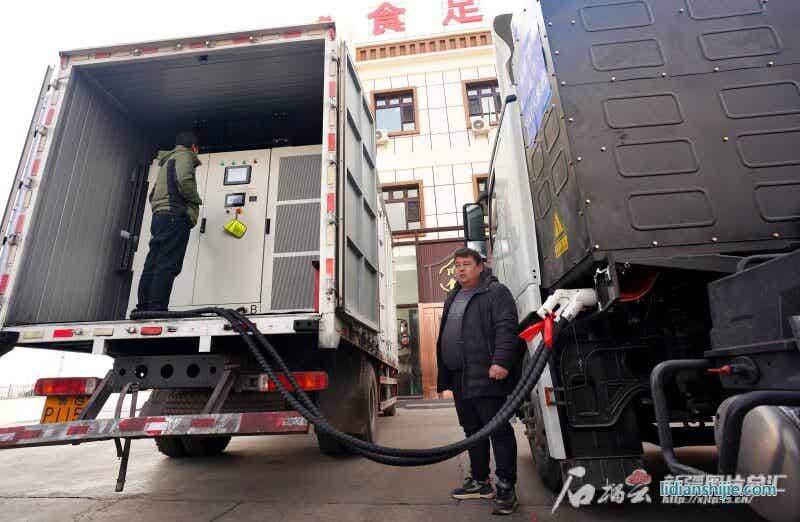 新疆萬(wàn)驛通新能源有限公司采購(gòu)的新疆首臺(tái)3C儲(chǔ)充移動(dòng)站為自己購(gòu)買的電動(dòng)重卡充電