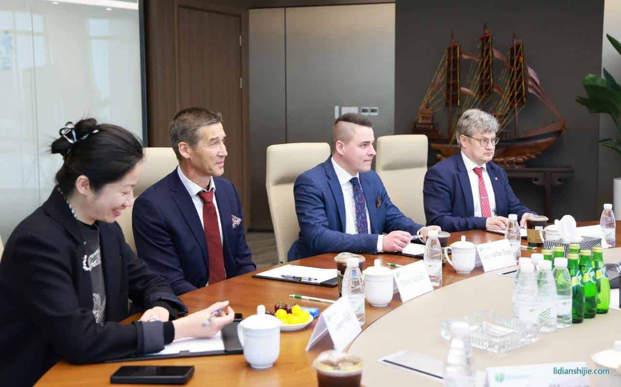 4月19日，芬蘭科斯霍爾姆市議會主席Christoffer Ingo、市長Rurik Ahlberg、技術(shù)總監(jiān)Ben Antell及芬蘭投資署成員一行蒞臨杉杉