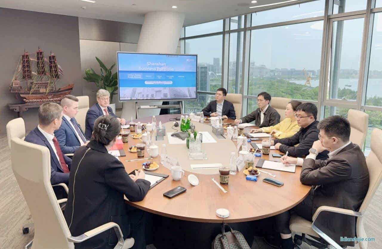 4月19日，芬蘭科斯霍爾姆市議會主席Christoffer Ingo、市長Rurik Ahlberg、技術(shù)總監(jiān)Ben Antell及芬蘭投資署成員一行蒞臨杉杉