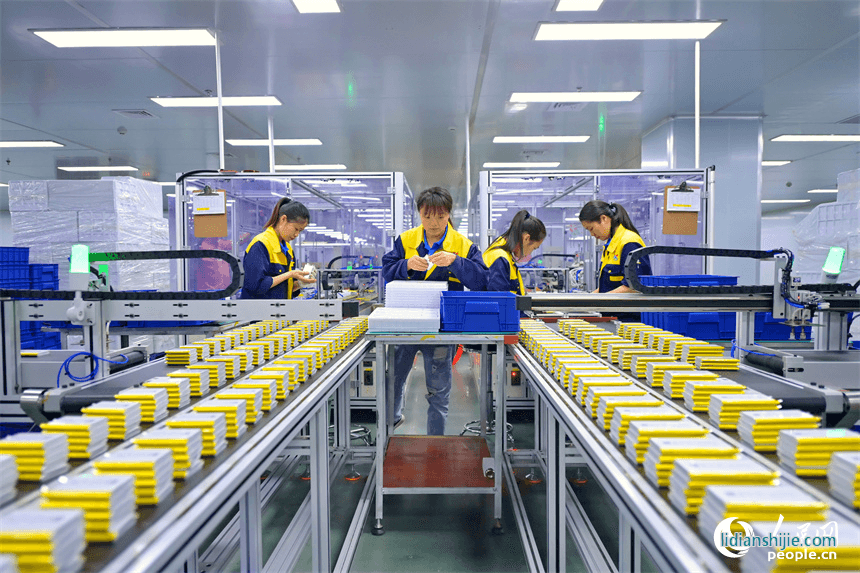 江西省吉安市永新縣工業(yè)開發(fā)區(qū)一車間內，工人在自動化產線上加工出口的鋰電池產品