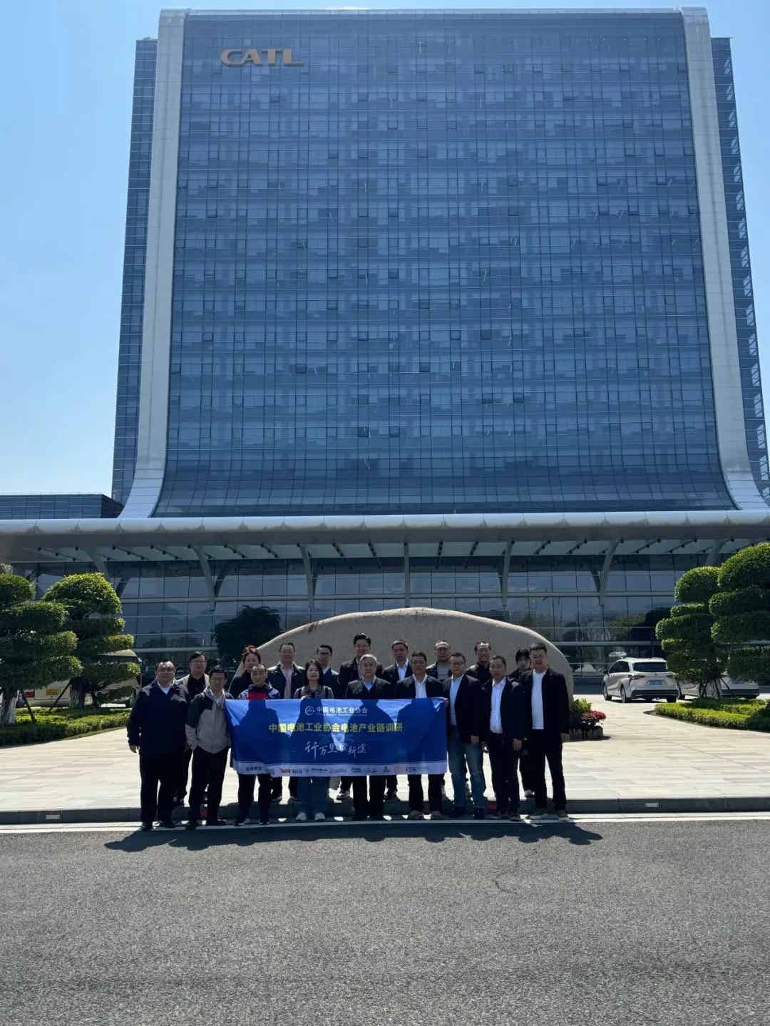 中國(guó)電池工業(yè)協(xié)會(huì)副理事長(zhǎng)兼執(zhí)行秘書長(zhǎng)王建新率領(lǐng)調(diào)研寧德時(shí)代